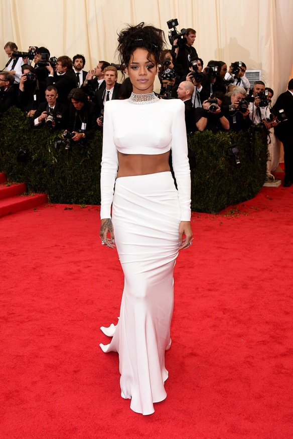 elblogdeanasuero_Met Ball 2014_Rihanna Stella McCartney crop top y falda blancos