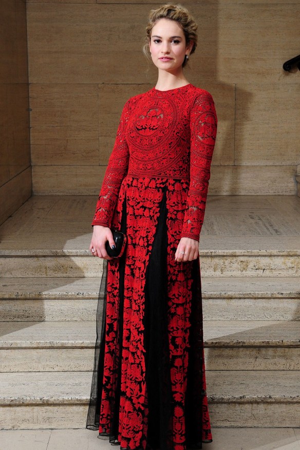 el blog de ana suero-el estilo de lily james-Valentino vestido largo rojo y negro encaje