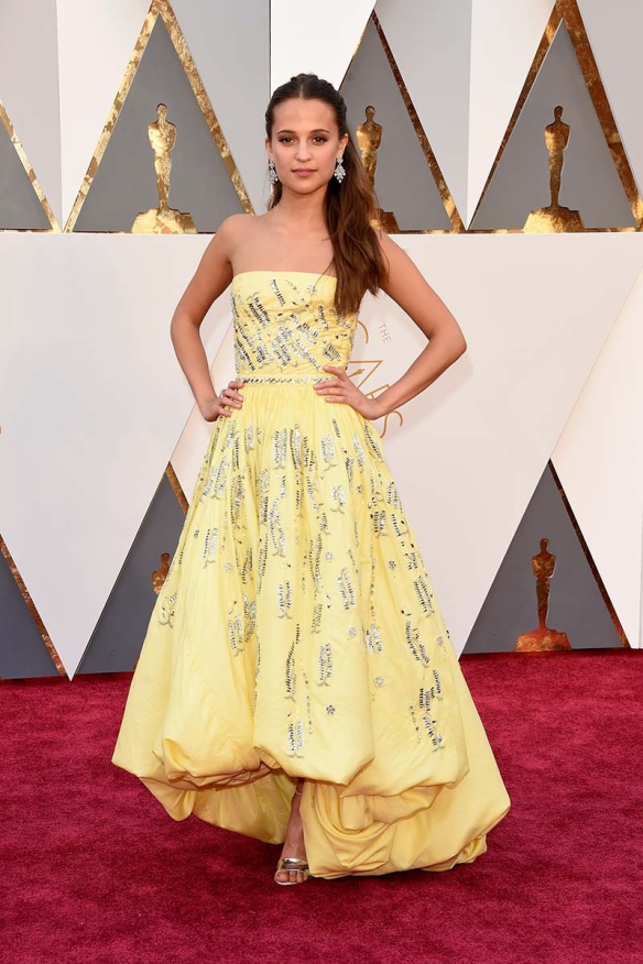 el blog de ana suero-alfombra roja Oscars 2016-Alicia Vikander vestido Louis Vuitton amarillo palabra de honor tail hem pedrería plata